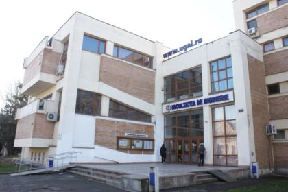 Studenţii şi masteranzii gălăţeni şi-au colindat profesorii şi colegii – fotografia 1