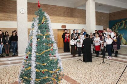 Studenţii şi masteranzii gălăţeni şi-au colindat profesorii şi colegii – fotografia 8