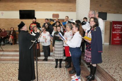 Studenţii şi masteranzii gălăţeni şi-au colindat profesorii şi colegii – fotografia 9