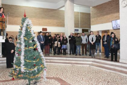 Studenţii şi masteranzii gălăţeni şi-au colindat profesorii şi colegii – fotografia 10