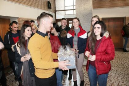 Studenţii şi masteranzii gălăţeni şi-au colindat profesorii şi colegii – fotografia 11