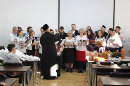 Studenţii şi masteranzii gălăţeni şi-au colindat profesorii şi colegii – fotografia 15