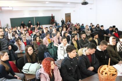 Studenţii şi masteranzii gălăţeni şi-au colindat profesorii şi colegii – fotografia 16