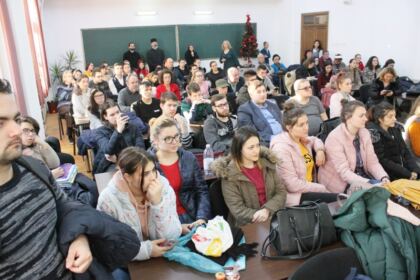 Studenţii şi masteranzii gălăţeni şi-au colindat profesorii şi colegii – fotografia 17