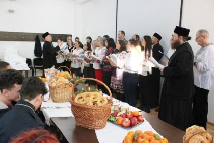 Studenţii şi masteranzii gălăţeni şi-au colindat profesorii şi colegii – fotografia 18