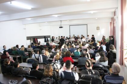 Studenţii şi masteranzii gălăţeni şi-au colindat profesorii şi colegii – fotografia 20