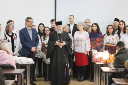 Studenţii şi masteranzii gălăţeni şi-au colindat profesorii şi colegii – fotografia 23