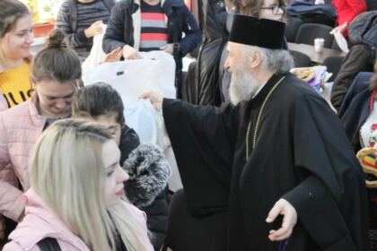 Studenţii şi masteranzii gălăţeni şi-au colindat profesorii şi colegii – fotografia 24