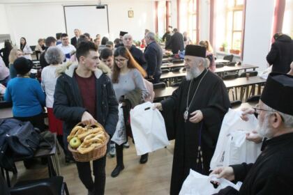 Studenţii şi masteranzii gălăţeni şi-au colindat profesorii şi colegii – fotografia 25