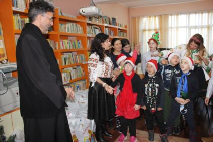Copiii  Şcolii Speciale „Constantin Pufan“ din Galaţi au primit daruri din partea Arhiepiscopiei Dunării de Jos – fotografia 11