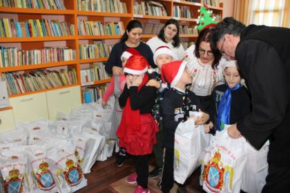 Copiii  Şcolii Speciale „Constantin Pufan“ din Galaţi au primit daruri din partea Arhiepiscopiei Dunării de Jos – fotografia 14
