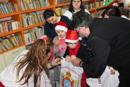 Copiii  Şcolii Speciale „Constantin Pufan“ din Galaţi au primit daruri din partea Arhiepiscopiei Dunării de Jos – fotografia 15