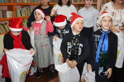 Copiii  Şcolii Speciale „Constantin Pufan“ din Galaţi au primit daruri din partea Arhiepiscopiei Dunării de Jos – fotografia 16