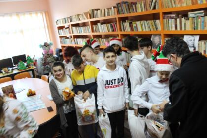 Copiii  Şcolii Speciale „Constantin Pufan“ din Galaţi au primit daruri din partea Arhiepiscopiei Dunării de Jos – fotografia 17
