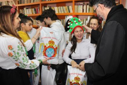 Copiii  Şcolii Speciale „Constantin Pufan“ din Galaţi au primit daruri din partea Arhiepiscopiei Dunării de Jos – fotografia 18