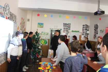 Copiii  Şcolii Speciale „Constantin Pufan“ din Galaţi au primit daruri din partea Arhiepiscopiei Dunării de Jos – fotografia 20