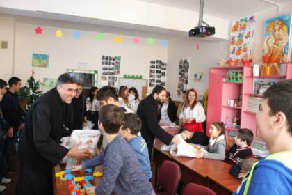 Copiii  Şcolii Speciale „Constantin Pufan“ din Galaţi au primit daruri din partea Arhiepiscopiei Dunării de Jos – fotografia 21