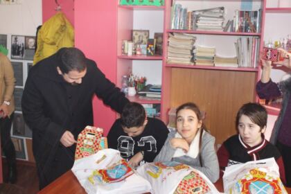 Copiii  Şcolii Speciale „Constantin Pufan“ din Galaţi au primit daruri din partea Arhiepiscopiei Dunării de Jos – fotografia 23