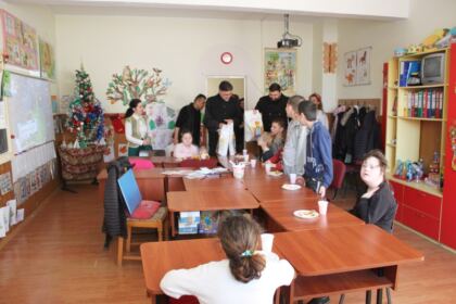 Copiii  Şcolii Speciale „Constantin Pufan“ din Galaţi au primit daruri din partea Arhiepiscopiei Dunării de Jos – fotografia 24