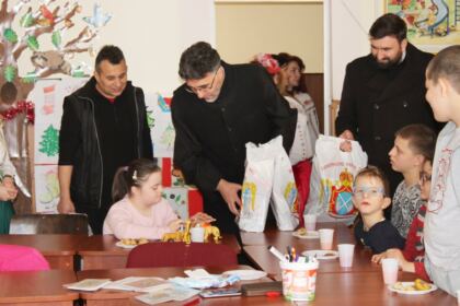 Copiii  Şcolii Speciale „Constantin Pufan“ din Galaţi au primit daruri din partea Arhiepiscopiei Dunării de Jos – fotografia 25