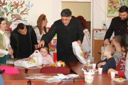 Copiii  Şcolii Speciale „Constantin Pufan“ din Galaţi au primit daruri din partea Arhiepiscopiei Dunării de Jos – fotografia 26