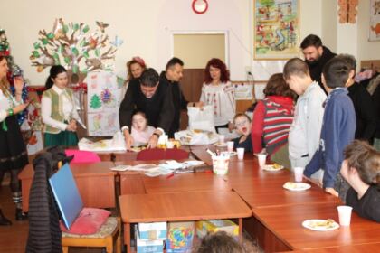 Copiii  Şcolii Speciale „Constantin Pufan“ din Galaţi au primit daruri din partea Arhiepiscopiei Dunării de Jos – fotografia 27