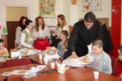 Copiii  Şcolii Speciale „Constantin Pufan“ din Galaţi au primit daruri din partea Arhiepiscopiei Dunării de Jos – fotografia 28