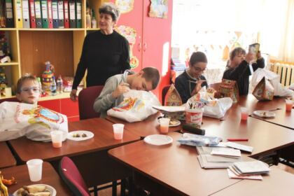 Copiii  Şcolii Speciale „Constantin Pufan“ din Galaţi au primit daruri din partea Arhiepiscopiei Dunării de Jos – fotografia 30