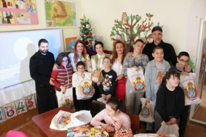 Copiii  Şcolii Speciale „Constantin Pufan“ din Galaţi au primit daruri din partea Arhiepiscopiei Dunării de Jos – fotografia 31