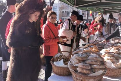 Comemorarea eroilor Revoluției din 1989 și Festivalul de datini şi obiceiuri la Naşterea Domnului şi Anul Nou „Tudor Pamfile“ la Galaţi – fotografia 30