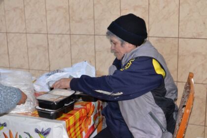Mângâiere și daruri pentru semeni fără adăpost din Brăila – fotografia 9