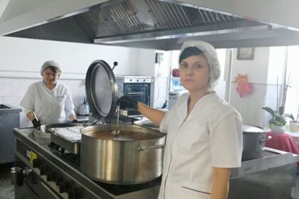 Zi de sărbătoare şi la Cantina „Sfântul Cuvios Casian“ din Brăila – fotografia 5