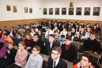 Poetul naţional Mihai Eminescu a fost omagiat la Seminarul Teologic „Sfântul Apostol Andrei“ din Galaţi – fotografia 1