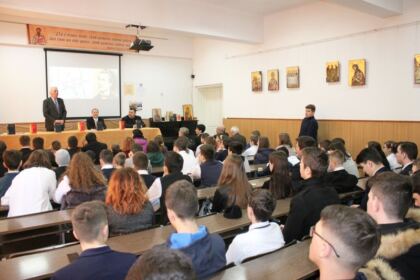 Poetul naţional Mihai Eminescu a fost omagiat la Seminarul Teologic „Sfântul Apostol Andrei“ din Galaţi – fotografia 3