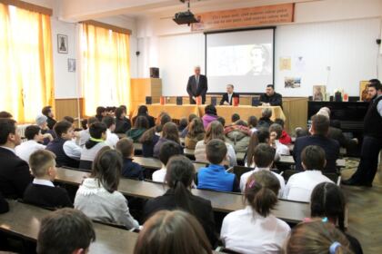 Poetul naţional Mihai Eminescu a fost omagiat la Seminarul Teologic „Sfântul Apostol Andrei“ din Galaţi – fotografia 5