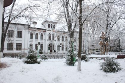 Poetul naţional Mihai Eminescu a fost omagiat la Seminarul Teologic „Sfântul Apostol Andrei“ din Galaţi – fotografia 1