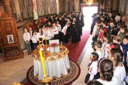 Poetul naţional Mihai Eminescu a fost omagiat la Seminarul Teologic „Sfântul Apostol Andrei“ din Galaţi – fotografia 9