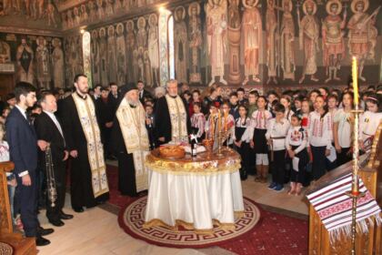 Poetul naţional Mihai Eminescu a fost omagiat la Seminarul Teologic „Sfântul Apostol Andrei“ din Galaţi – fotografia 13
