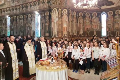 Poetul naţional Mihai Eminescu a fost omagiat la Seminarul Teologic „Sfântul Apostol Andrei“ din Galaţi – fotografia 14