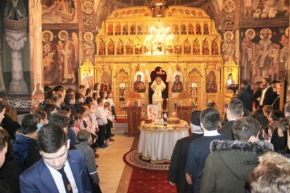Poetul naţional Mihai Eminescu a fost omagiat la Seminarul Teologic „Sfântul Apostol Andrei“ din Galaţi – fotografia 22