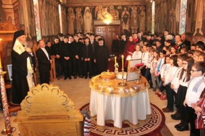 Poetul naţional Mihai Eminescu a fost omagiat la Seminarul Teologic „Sfântul Apostol Andrei“ din Galaţi – fotografia 25