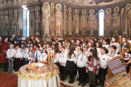 Poetul naţional Mihai Eminescu a fost omagiat la Seminarul Teologic „Sfântul Apostol Andrei“ din Galaţi – fotografia 26