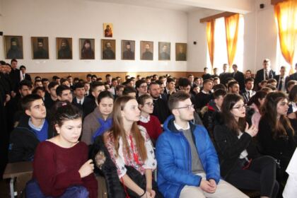 Simpozion interliceal la Seminarul Teologic „Sfântul Apostol Andrei“ şi vizita Înaltpreasfinţitului Părinte Athenagoras Peckstadt la Galaţi – fotografia 3