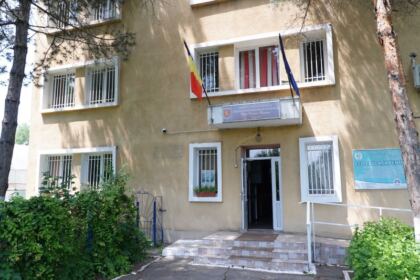 Activitate social-filantropică pentru copiii cu nevoi speciale de la două şcoli din Galaţi – fotografia 1