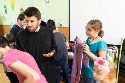 Activitate social-filantropică pentru copiii cu nevoi speciale de la două şcoli din Galaţi – fotografia 4