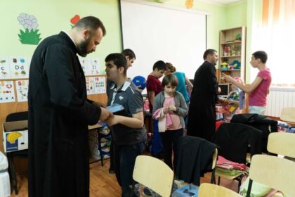 Activitate social-filantropică pentru copiii cu nevoi speciale de la două şcoli din Galaţi – fotografia 6