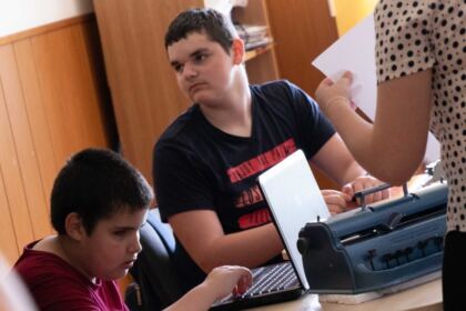 Activitate social-filantropică pentru copiii cu nevoi speciale de la două şcoli din Galaţi – fotografia 9