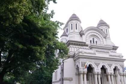 Cursul festiv al studenţilor şi masteranzilor teologi gălăţeni şi început de pelerinaj pentru studenţii din cadrul Universităţii Vârstei a Treia din Galaţi – fotografia 1