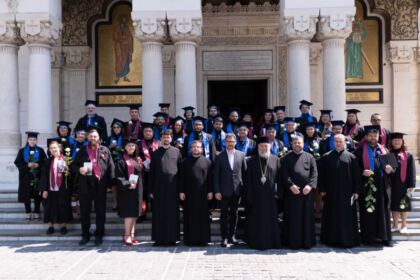 Cursul festiv al studenţilor şi masteranzilor teologi gălăţeni şi început de pelerinaj pentru studenţii din cadrul Universităţii Vârstei a Treia din Galaţi – fotografia 10