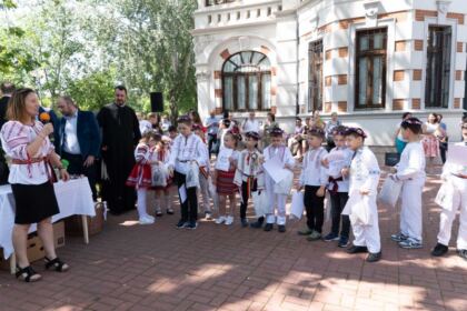 Serbare de sfârşit de an pentru clasele primare și gimnaziale de la Seminarul Teologic Ortodox „Sfântul Andrei“ din Galaţi – fotografia 6